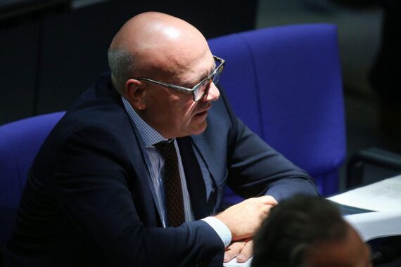 CDU-Politiker Alexander Throm kritisiert Sea-Watch; Frontex-Video zeigt Flüchtlingsübernahme vor Libyen.