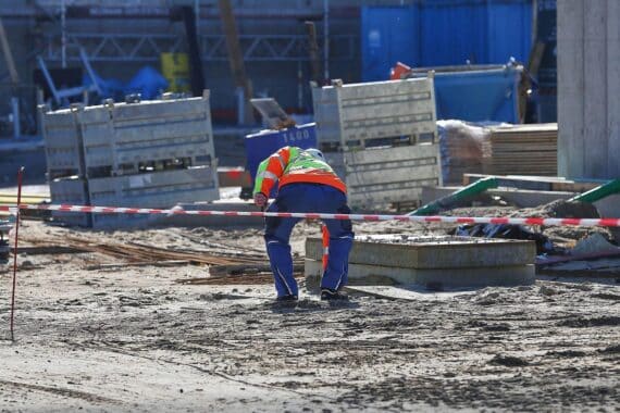 Bauarbeiter auf Baustelle; Symbol für aktuellen Wohnungsbau und politische Diskussionen in Deutschland.