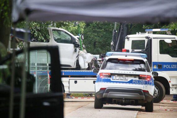 Polizeisperren am Tatort nach CSD-Anschlag in Berlin, 26.07.2026, mit Einsatzfahrzeugen und Absperrbändern.