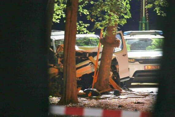 Kleintransporter-Foto: Auto fährt bei CSD in Menschenmenge im Berliner Tiergarten, 26.07.2026.