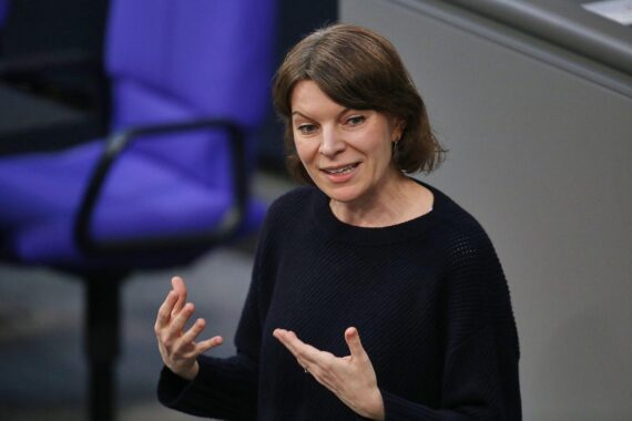 Emmi Zeulner diskutiert Pflegegesetz, kritisiert Kürzungen und fordert finanzielle Gerechtigkeit im Bundestag.