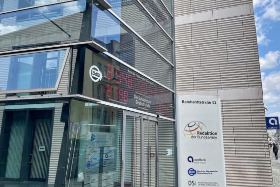 Eine Schuldenuhr am Haus in Berlin, vor dem Gebäude Reinhardtstraße 52; Hinweis auf Schuldenbremse-Reform.