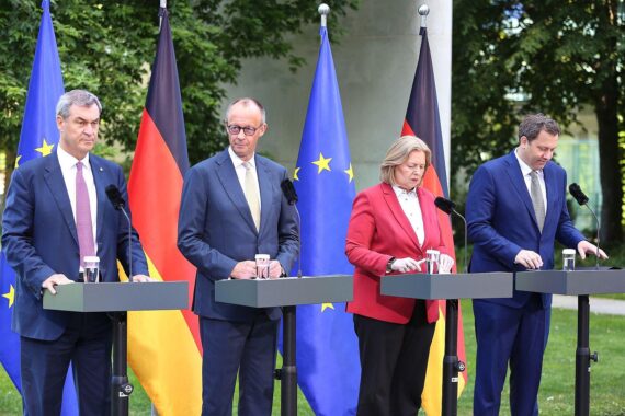 Pressekonferenz mit Caritaspräsidentin Welskop-Deffaa zu Steuerreformen und Jugendarbeitslosigkeit.
