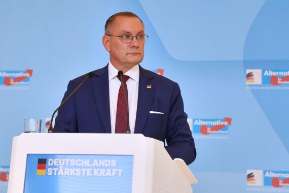 Tino Chrupalla, nachdenklich auf Pressebild, vor Hintergrund: Debatte zu AfD und möglicher Zusammenarbeit mit BSW.