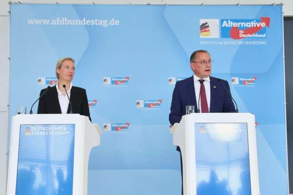 Alice Weidel und Tino Chrupalla auf dem AfD-Parteitag, diskutierend oder gemeinsam posierend.