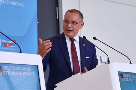 AfD-Chef Tino Chrupalla bei Wahlkampfauftritt in Dessau-Roßlau, gemeinsam mit Ulrich Siegmund, DDR-Hymne singend.