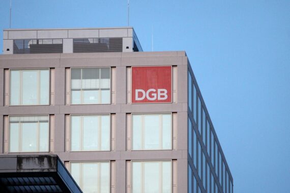 DGB fordert mehr Arbeitsschutz bei extremer Hitze: Yasmin Fahimi, Hitzewarnung und Beschäftigte im Freien.