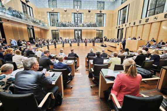 Sitzung des Bundesrates in Berlin; im Fokus: geplante Genehmigungsreform, Genehmigungsfiktion und Bürokratieabbau.