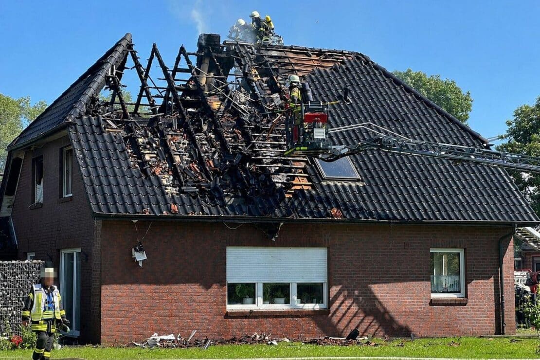 Dachstuhlbrand in Geestland: Einfamilienhaus unbewohnbar