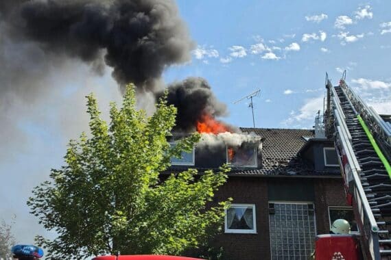 Feuerwehr im Einsatz: Dachstuhl eines Mehrfamilienhauses in Vollbrand, Drehleitern, Rauch, nach dem Einsatz (Archivfoto).
