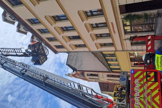Dachstuhlbrand in Wittenberg: Feuerwehr im Einsatz, Rauchentwicklung sichtbar, schnelle Brandbekämpfung.