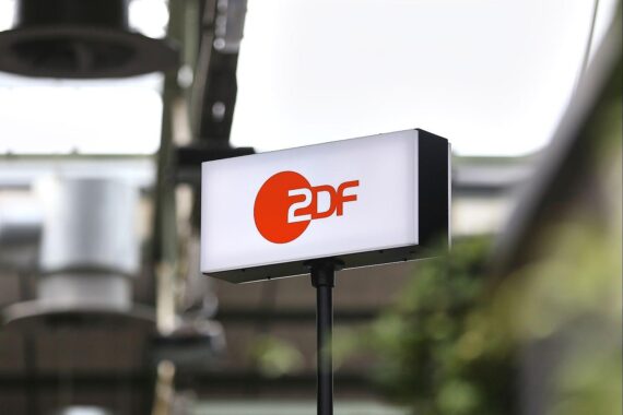 ZDF-Logo im Archiv; Danger Dan und kritisierte Ausladung zur „Die Anstalt“-Sendung.