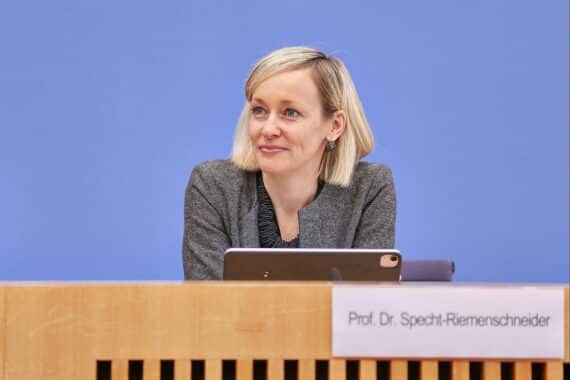 Louisa Specht-Riemenschneider diskutiert Fragen zur Transparenz im Informationsfreiheitsgesetz in Berlin.