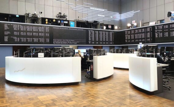 Frankfurter Börse im Archiv: Dax-Kursanstieg, Euro-Dollar-Stand, Inflationsdaten und fallender Ölpreis.