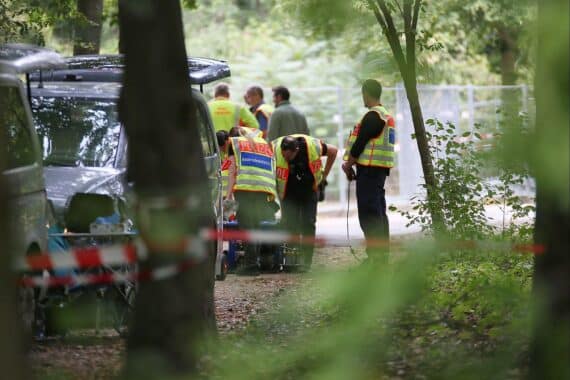 Polizei am Tatort nach Todesfahrt beim Berliner CSD, Verdächtiger Abdul B. im Fokus.