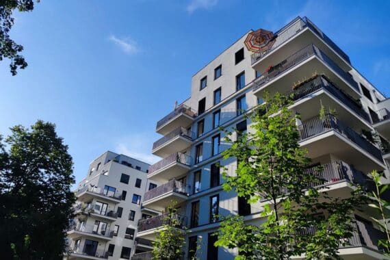 Wohnungsbestand in Deutschland: Millionen Wohnungen in Mehrfamilien- und Einfamilienhäusern, Gesamtwohnfläche steigt (Destatis).