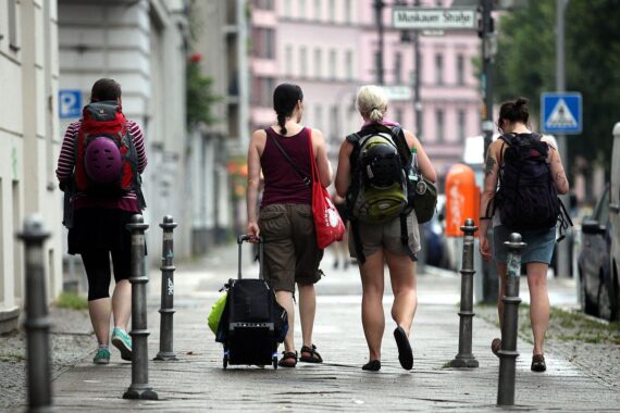 Touristen in Berlin-Kreuzberg; Archivfoto, Besuch Deutschlands: Übernachtungen über Online-Plattformen in Ferienwohnungen.