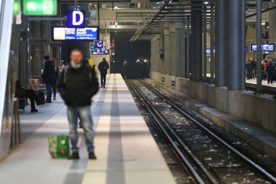 Ein leerer Bahnsteig in Deutschland, Archivfoto der Deutschen Bahn. Alkoholverbot wird umgesetzt.