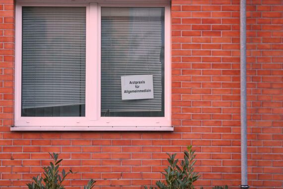Arztpraxis für Allgemeinmedizin (Archiv) mit Hinweis auf digitale Attestpflicht und Entlastung im Gesundheitssektor.
