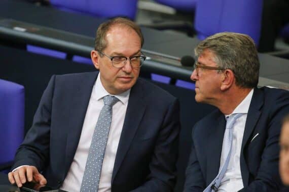 Alexander Dobrindt und Wolfram Weimer (Archiv) vor dem Hintergrund der RAF-Opfergedenkkultur.