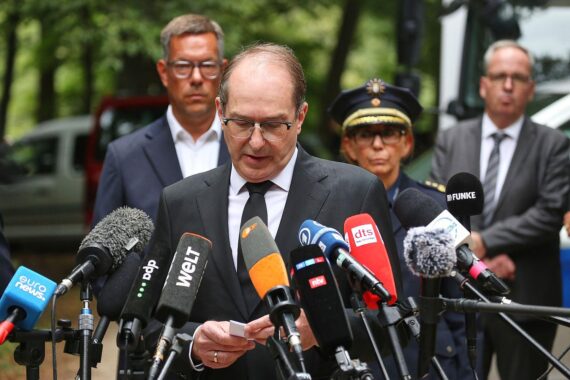 Alexander Dobrindt spricht am Tatort im Berliner Tiergarten, Sicherheitsmaßnahmen nach Todesfahrt beim CSD angekündigt.