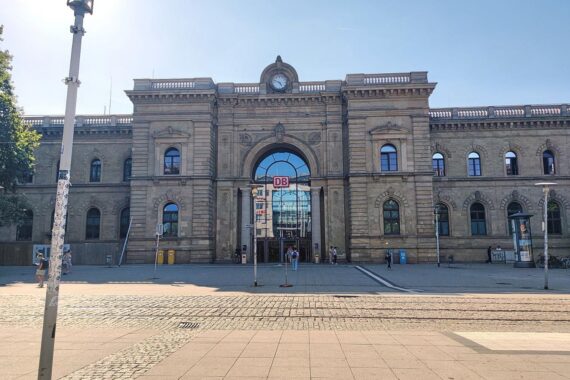 Magdeburg Hauptbahnhof: Bundespolizei nimmt gesuchten 54-Jährigen fest; Haftbefehle, Foto im Archiv.
