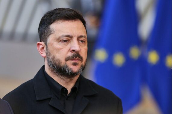 Wolodymyr Selenskyj kritisiert: Österreich lehnt schnellen EU-Beitritt der Ukraine ab; Claudia Bauer im Fokus.