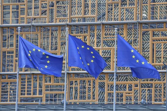 EU-Fahnen im Brüssel-Kontext: neues 21. Sanktionspaket gegen Russland gegen Öl und Gas.