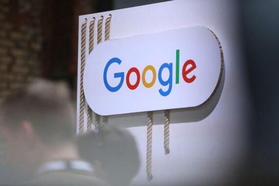 EU-Kommission sanktioniert Google wegen DSA-DMA-Verstößen: Google-Logo, Brüssel, 890-Millionen-Euro-Bußgeld.