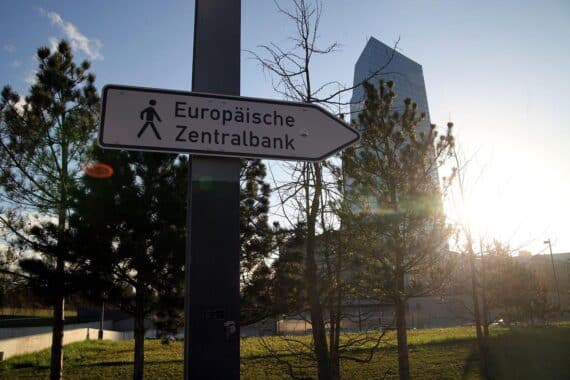 EZB in Frankfurt: EZB-Rat diskutiert Widerstand gegen erhöhte unverzinste Mindestreserve für Banken.