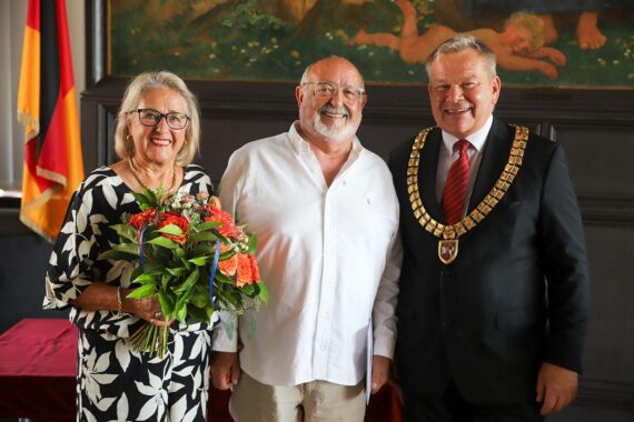 Heinzmann erhält den Ehrenbrief des Landes Hessen im Historischen Rathaussaal Marburg.