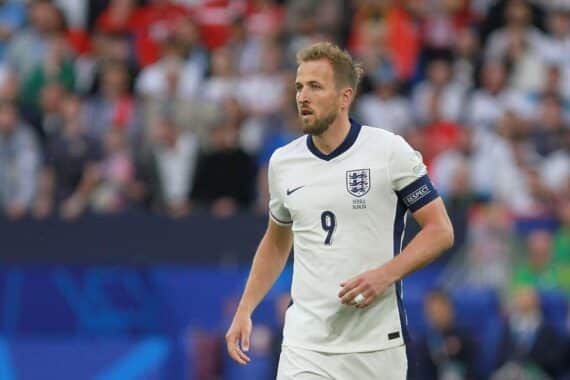 England besiegt Mexiko 3:2 im spannenden WM-Achtelfinale, trotz Unterzahl und hitziger Atmosphäre.