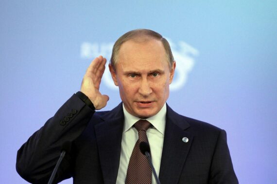 Wladimir Putin im Archivfoto, daneben Außenminister Margus Tsahkna; Fokus: Russland auf Friedensverhandlungen zu bewegen.