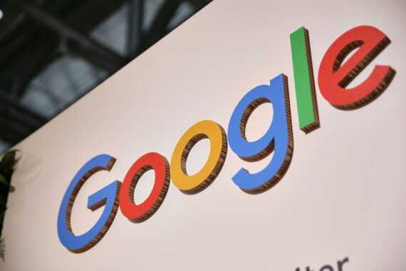Gerichtsurteil: Google wird mit 4,1 Milliarden Euro für wettbewerbswidrige Praktiken bestraft.