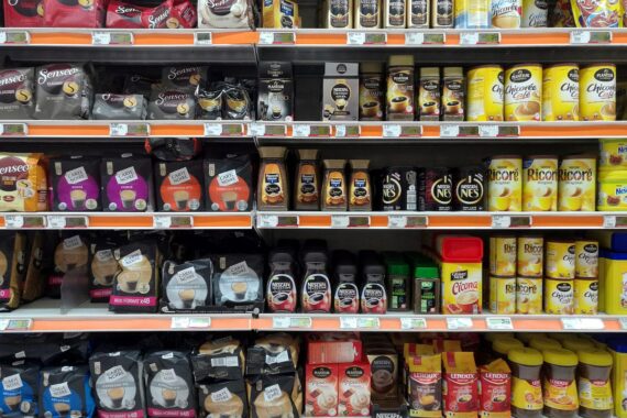 Kaffee- und Teeproduktion im Supermarkt: Inflationsraten und Preisentwicklungen im Euroraum.