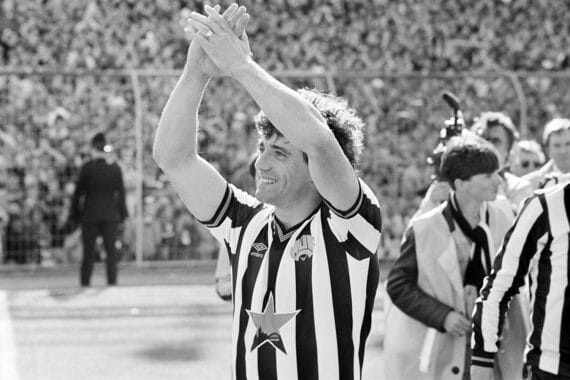 Kevin Keegan im Jahr 1984, als Fußballlegende, vor neutralem Hintergrund, Fotoauszeichnung.