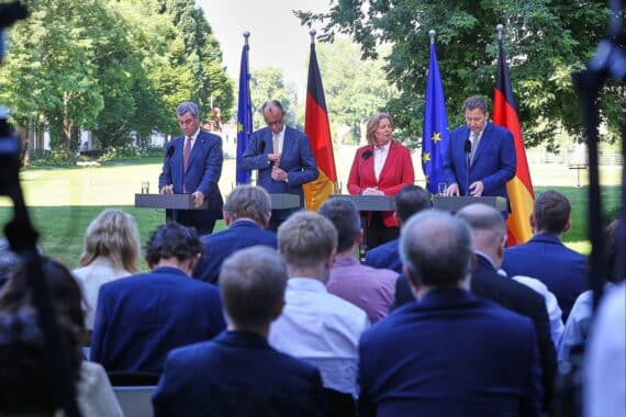 Peter Bofinger bei Pressekonferenz, kritisiert Steuerentlastung und fordert stärkere Investitionsanreize.