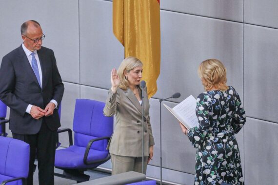Nina Warken wird vereidigt (Archiv): Politikerin bei feierlicher Eidesleistung vor dem Bundestag.