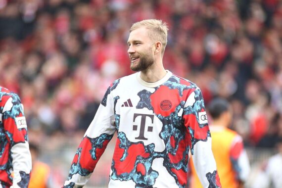 Konrad Laimer im FC-Bayern-Trikot (Archivfoto) vor Bayern-Logo, als Hinweis auf die Vertragsverlängerung.