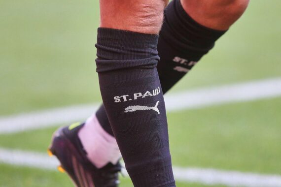 Fußballspieler des FC St. Pauli (Archiv) – finnischer Außenverteidiger Rony Jansson im Vereinsumfeld.