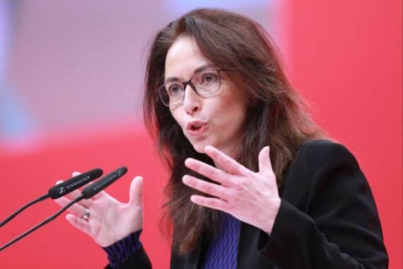 Yasmin Fahimi im Gespräch über Gewerkschaften und Arbeitgeberkritik in Deutschland.