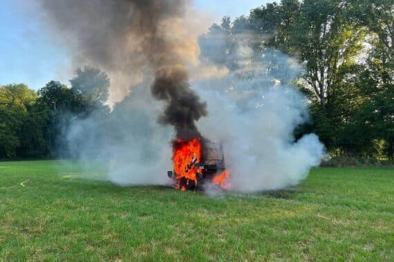 Brennende Zugmaschine mit Rundballenpresse auf Feld bei Halingen; Feuerwehr Menden im Einsatz (Archivfoto).