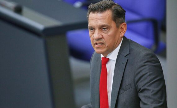 Johannes Fechner (SPD) bei Archivfoto; politische Debatte zur 5%-Hürde bei Wahlen.