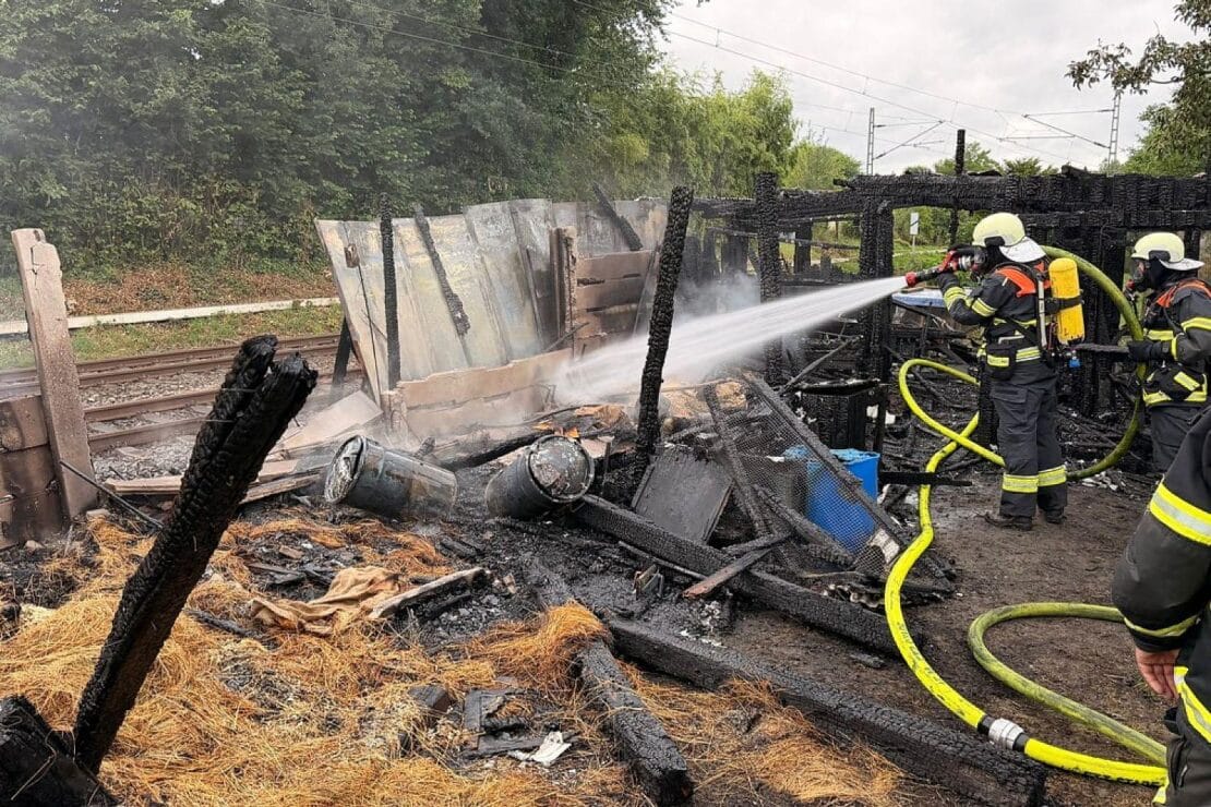 Feuer in Horneburg: Gartenschuppen und Hühnerstall brennen nieder, Feuerwehr rettet 40 Hühner