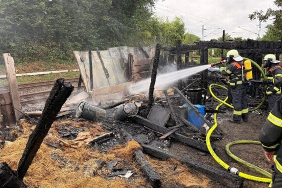 Löscharbeiten an brennendem Holzunterstand und Hühnerstall in Horneburg, Feuerwehr im Einsatz.