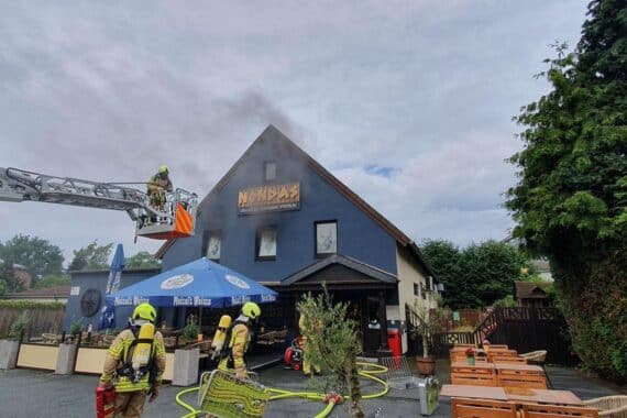 Feuerwehr im Einsatz gegen starken Rauch aus einem brennenden Gebäude in Hannover-Bothfeld.