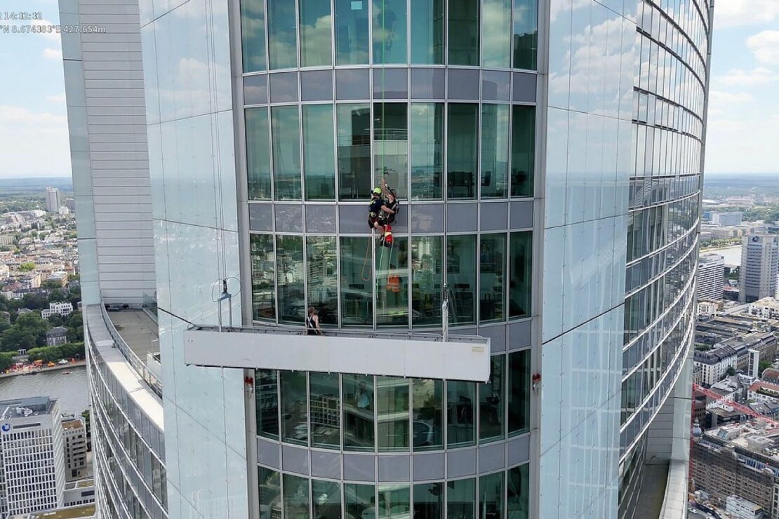 Feuerwehr Frankfurt rettet zwei Fassadenreiniger aus 240 Metern Höhe
