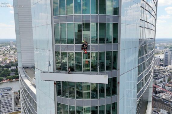 Zwei Fassadenreiniger werden von Feuerwehr mit Seilwinde aus Gondel gerettet.