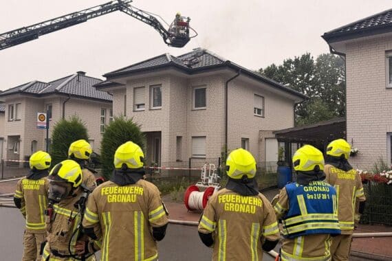 Feuerwehr bekämpft Dachstuhlbrand in der Herzogstraße, Flammen und Rauch aus dem Dach (Archiv).