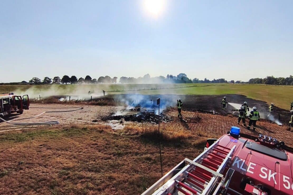 Feuerwehr Kalkar löscht Flächenbrand an NATO-Rampe und hilft in Kleve